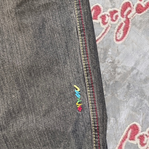 Vintage Y2K COOGI Gray Baggy Embroidered Sneakers Colour Lined Design Jorts - Picture 8 of 8